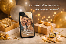 Coque personnalisée avec photo de couple et texte Joyeux Anniversaire, mise en scène avec boîte cadeau dorée et décoration festive, idée cadeau anniversaire original livré en 48h