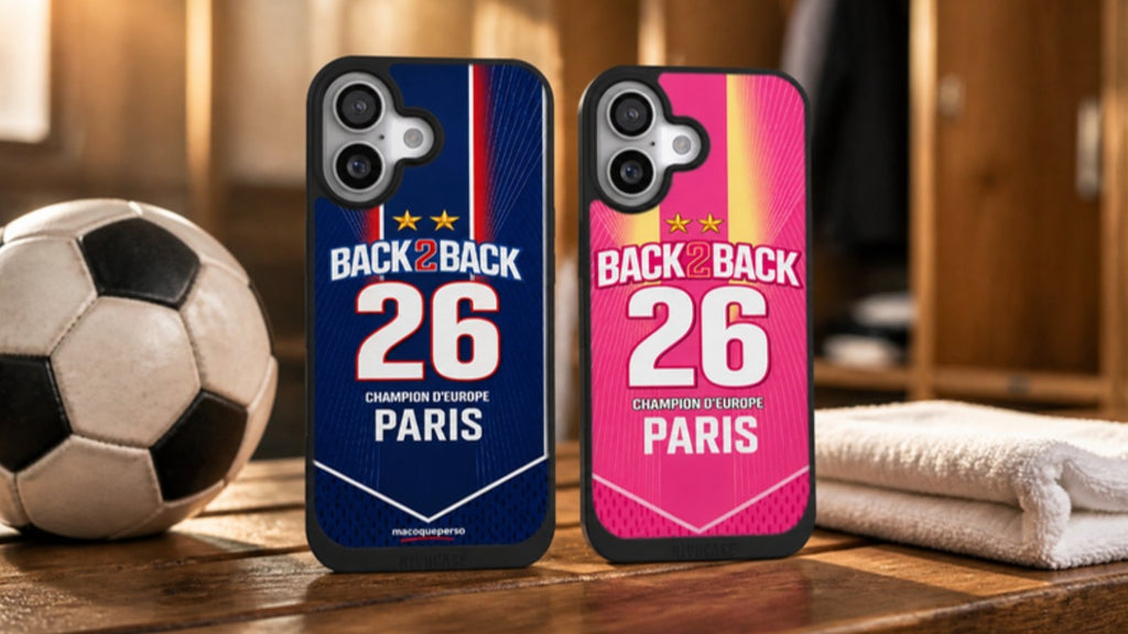 Coques football Champion Back2Back 26 bleue et rose style édition Paris posées sur un banc de vestiaire à côté d'un ballon