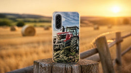 Coque Samsung Galaxy A17 5G motif tracteur posée sur un piquet de clôture devant un champ de blé au coucher du soleil