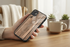 Protection renforcée pour iPhone 12, resistante aux intempéries au design Planche de Mélèze en bois