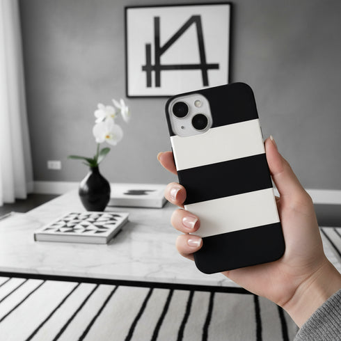Bandes noires et blanches mariniere pour cette coque antichocs iPhone 15