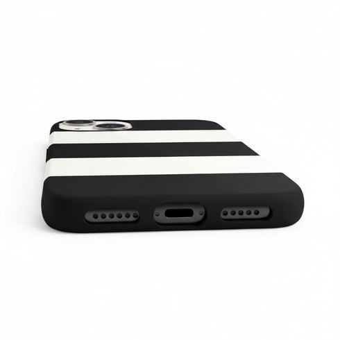 Vue des connectiques pour la Coque silicone iphone 15 Mariniere noire et blanche, motif aesthetic marin