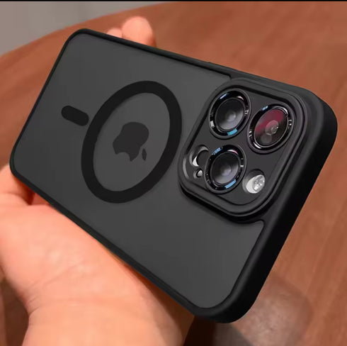 Coque Magnétique iPhone Noire Translucide – iPhone 11 à 16 / Élégance & Technologie MagSafe - MaCoquePerso