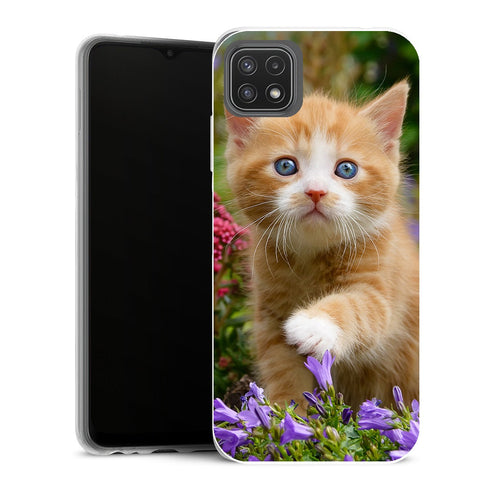 Coque Samsung Galaxy A22 5G Animaux Cute Ginger Kitten In a Flowery Garden Lovely and enchanting cat - MaCoquePerso